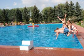 Sie sehen Kinder, die in das Schwimmbecken springen